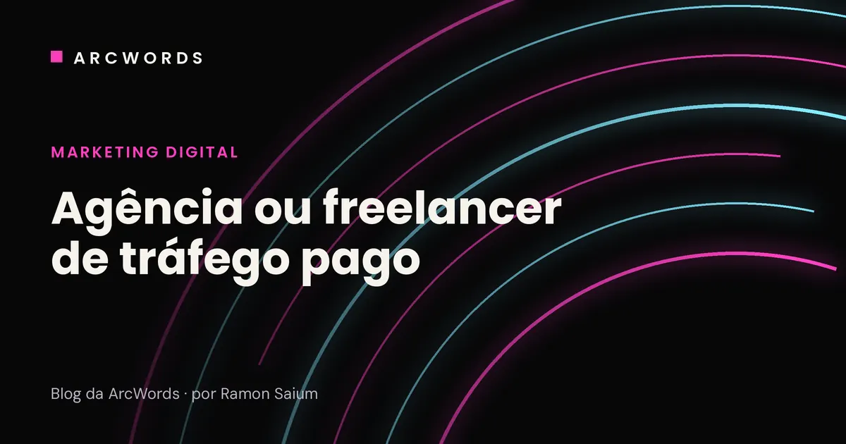 Capa do artigo Agência ou freelancer de tráfego pago, com arcos rosa e ciano sobre fundo escuro.