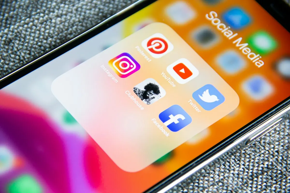 Celular com pasta de aplicativos de redes sociais, canal central do marketing digital na política.