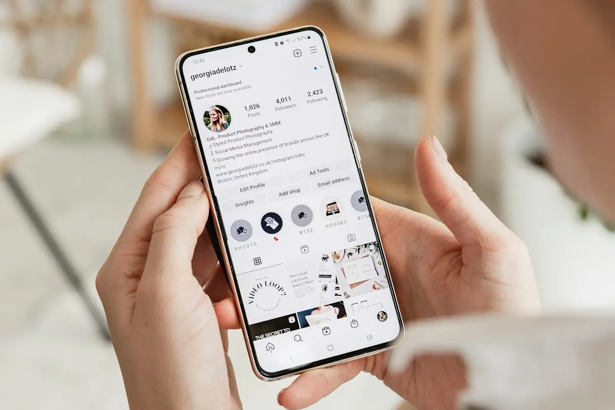 Mãos segurando um celular com o Instagram aberto, onde aparece o anúncio que parece mostrar que o celular está me ouvindo.