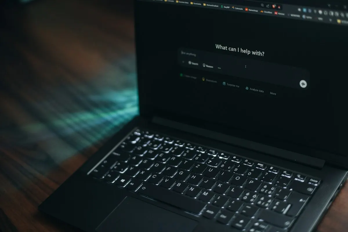Como aparecer no ChatGPT: notebook aberto com a tela de um assistente de IA perguntando como pode ajudar.