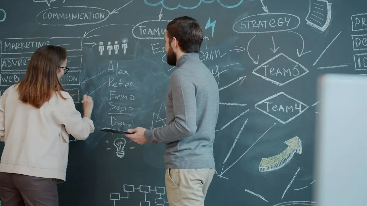 Duas pessoas em frente a um quadro-negro cheio de diagramas, setas e anotações, planejando uma estratégia de marketing.