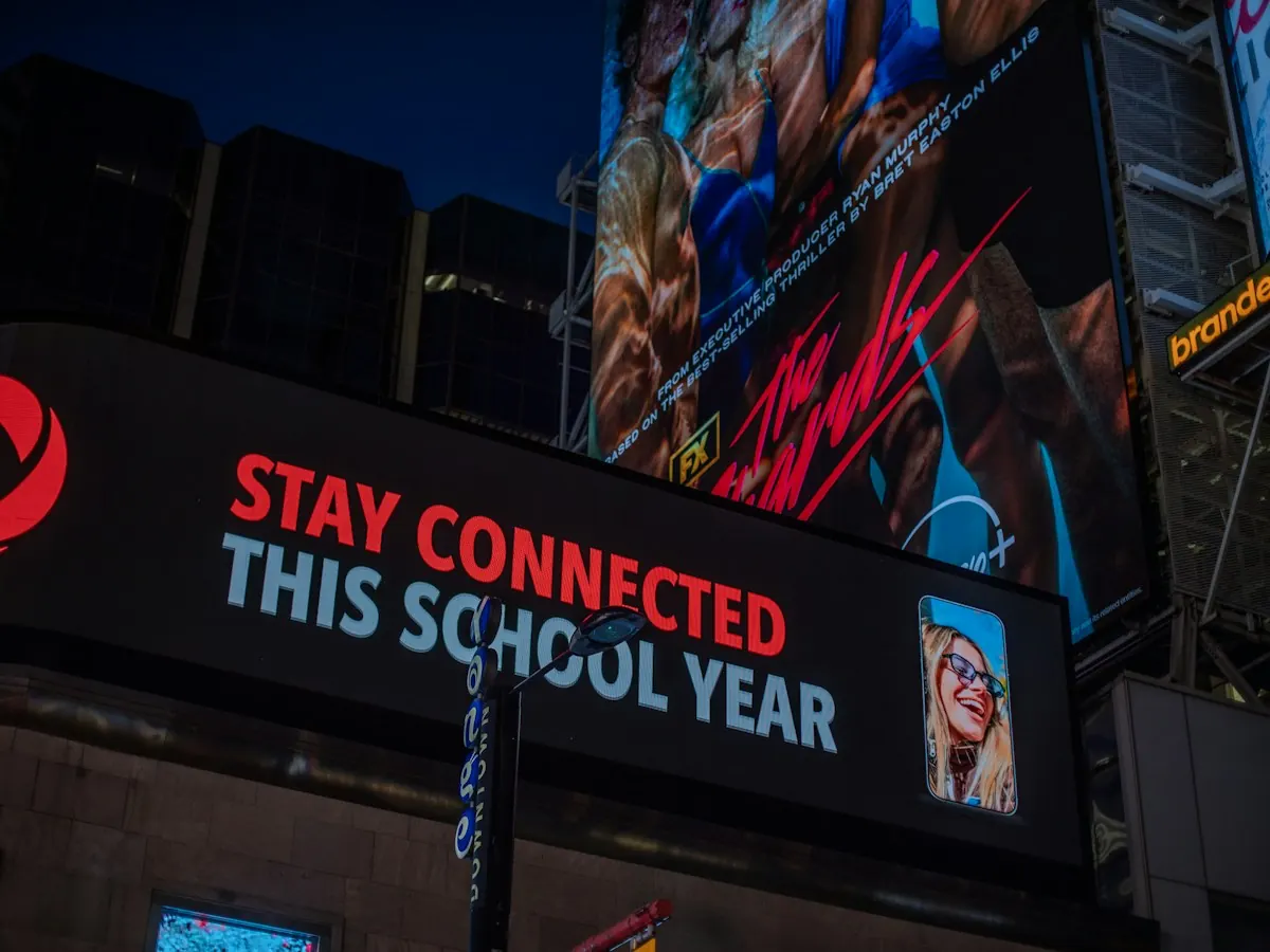 Painel digital de publicidade na rua, comparação com o espaço de anúncio que o Google leiloa a cada busca.