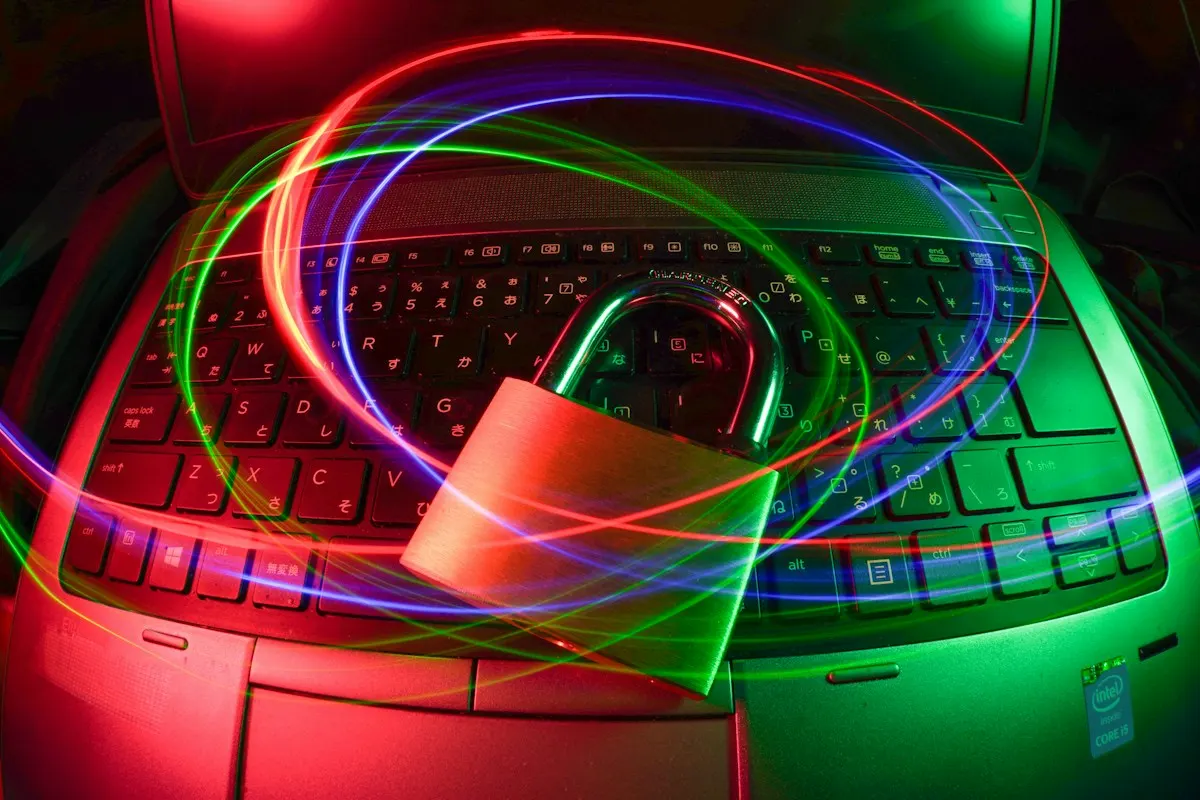 Cadeado sobre o teclado de um notebook com rastros de luz, representando a segurança de sites e formulários criados com IA.