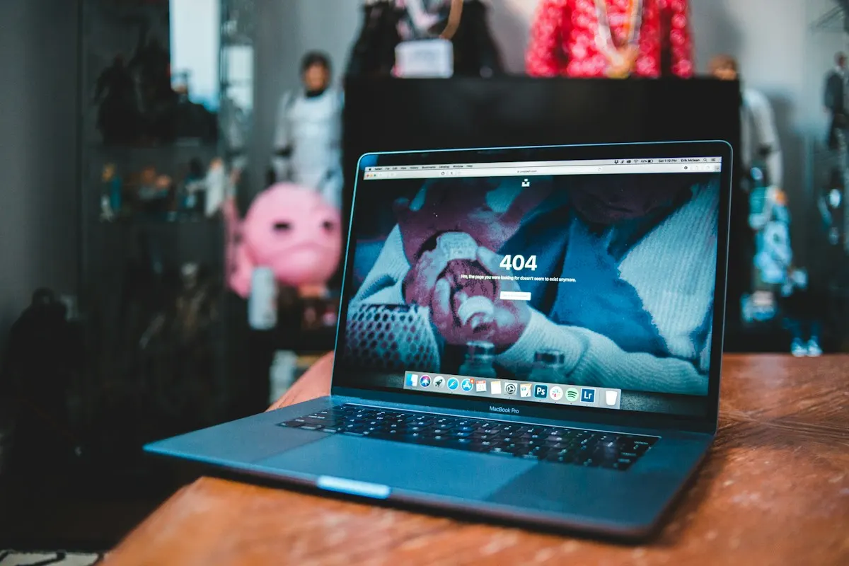 Notebook aberto mostrando uma página de erro 404, representando a landing page que falha e desperdiça o clique pago.