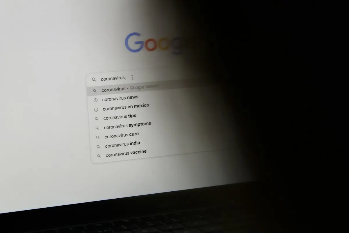 Notebook aberto na página de busca do Google, onde a disputa pelos cliques da primeira página começa.