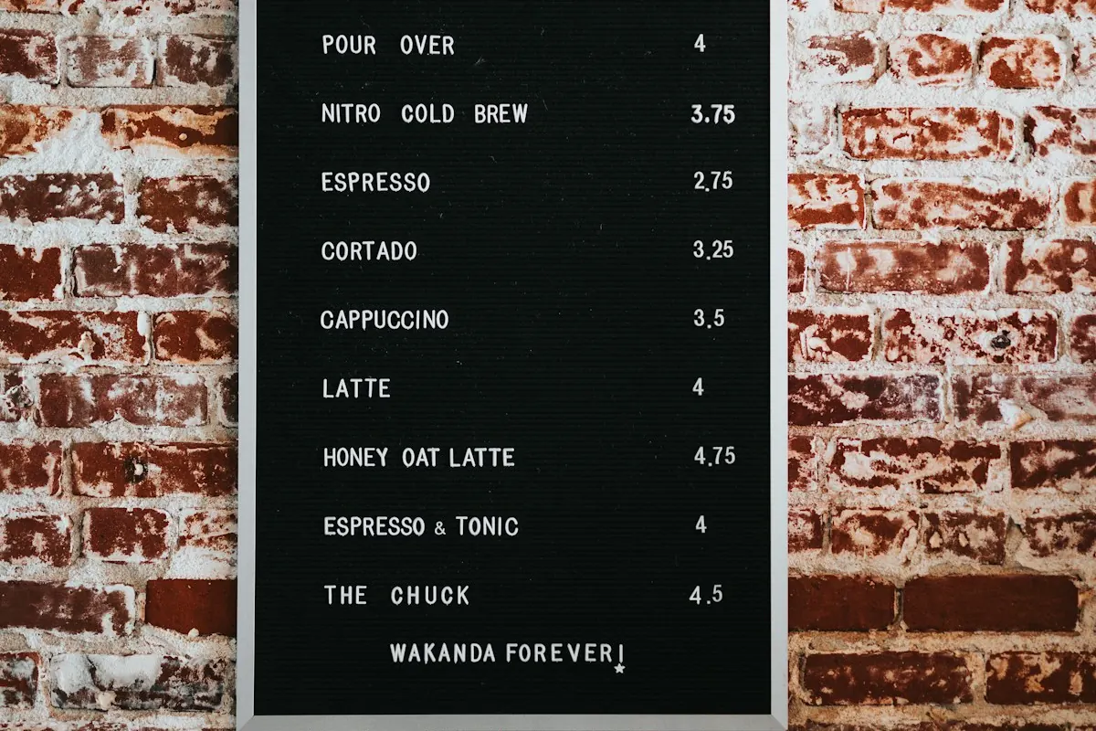 Quadro de cardápio com preços na parede de um café, onde o efeito isca aparece no dia a dia.