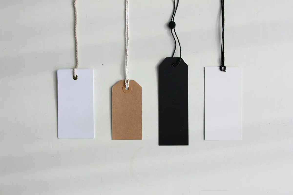 Quatro etiquetas de preço em branco penduradas, representando as opções de uma tabela de preços com efeito isca.
