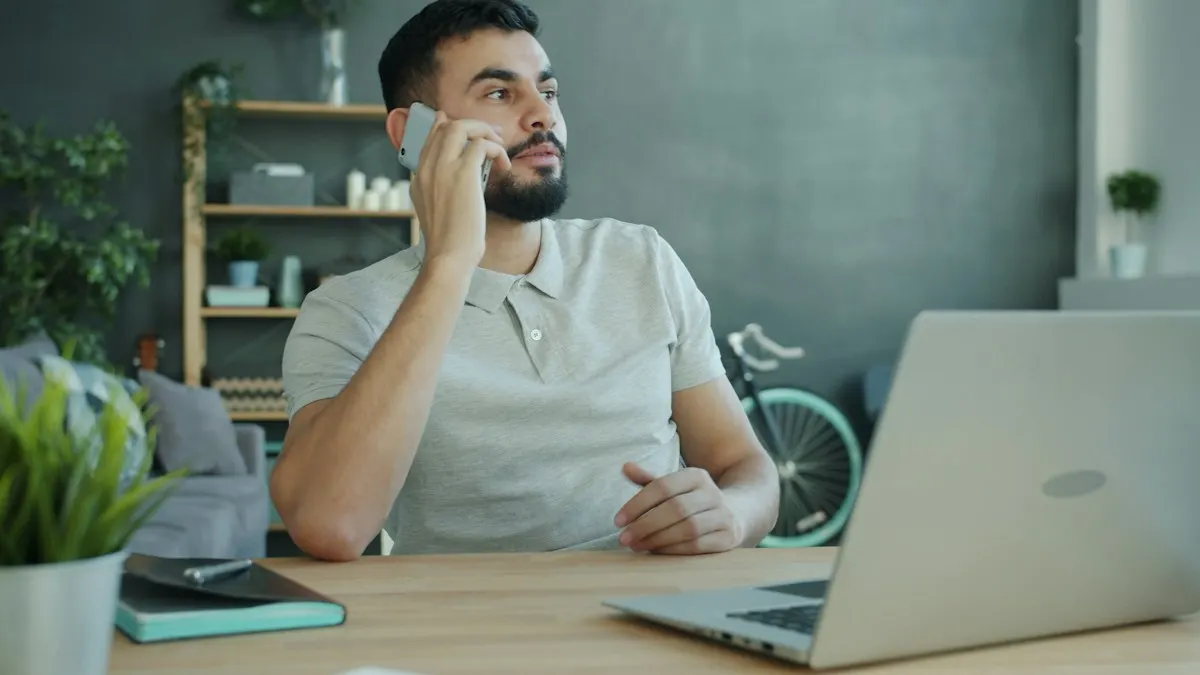 Atendente ao telefone na mesa de trabalho, respondendo rápido ao contato que veio do anúncio.