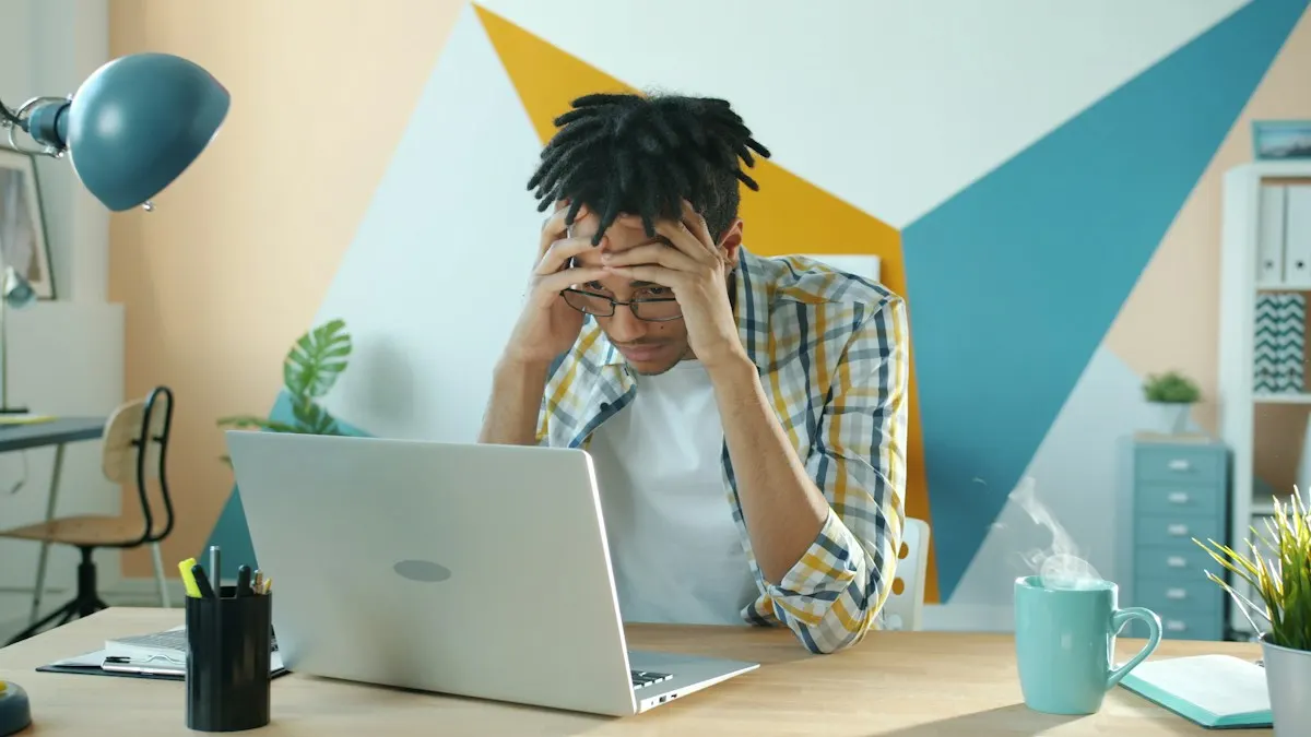 Dono de empresa com as mãos na cabeça diante do notebook, preocupado com o Google Ads que não converte.