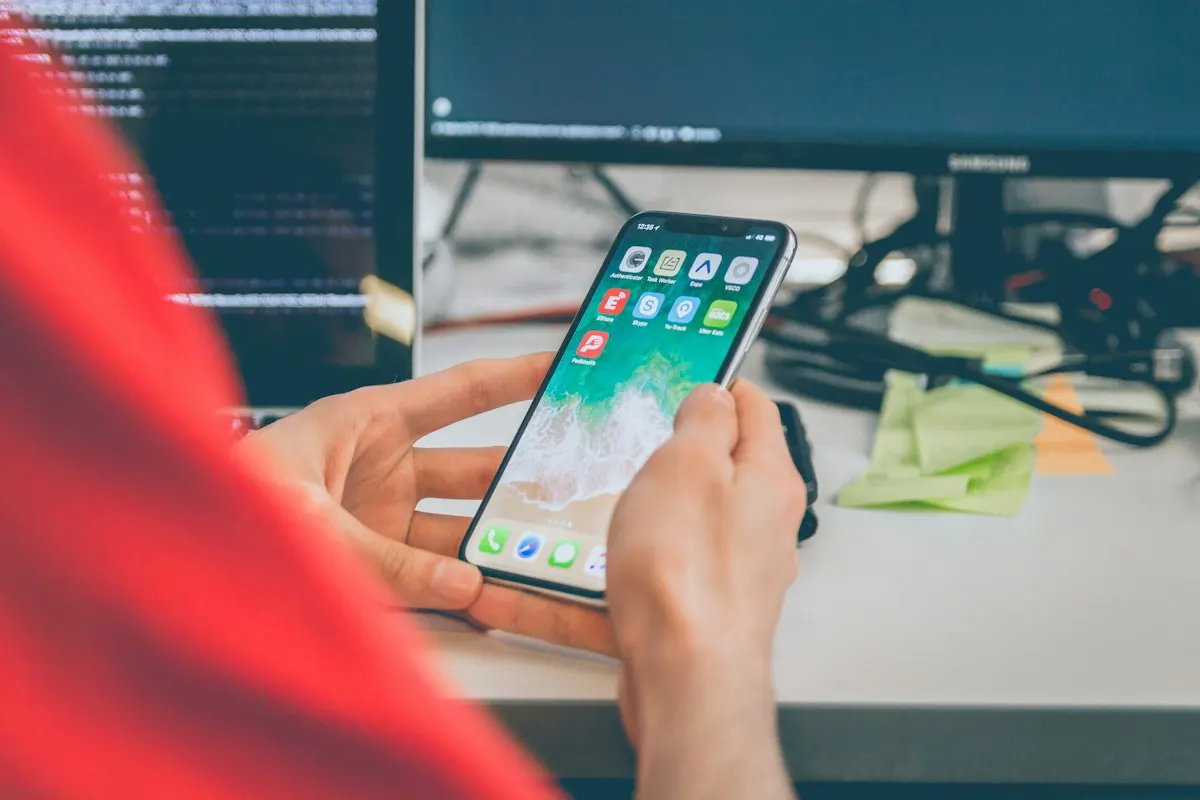 Mão segurando um smartphone, onde a maioria dos cliques do Google Ads abre a página de destino.