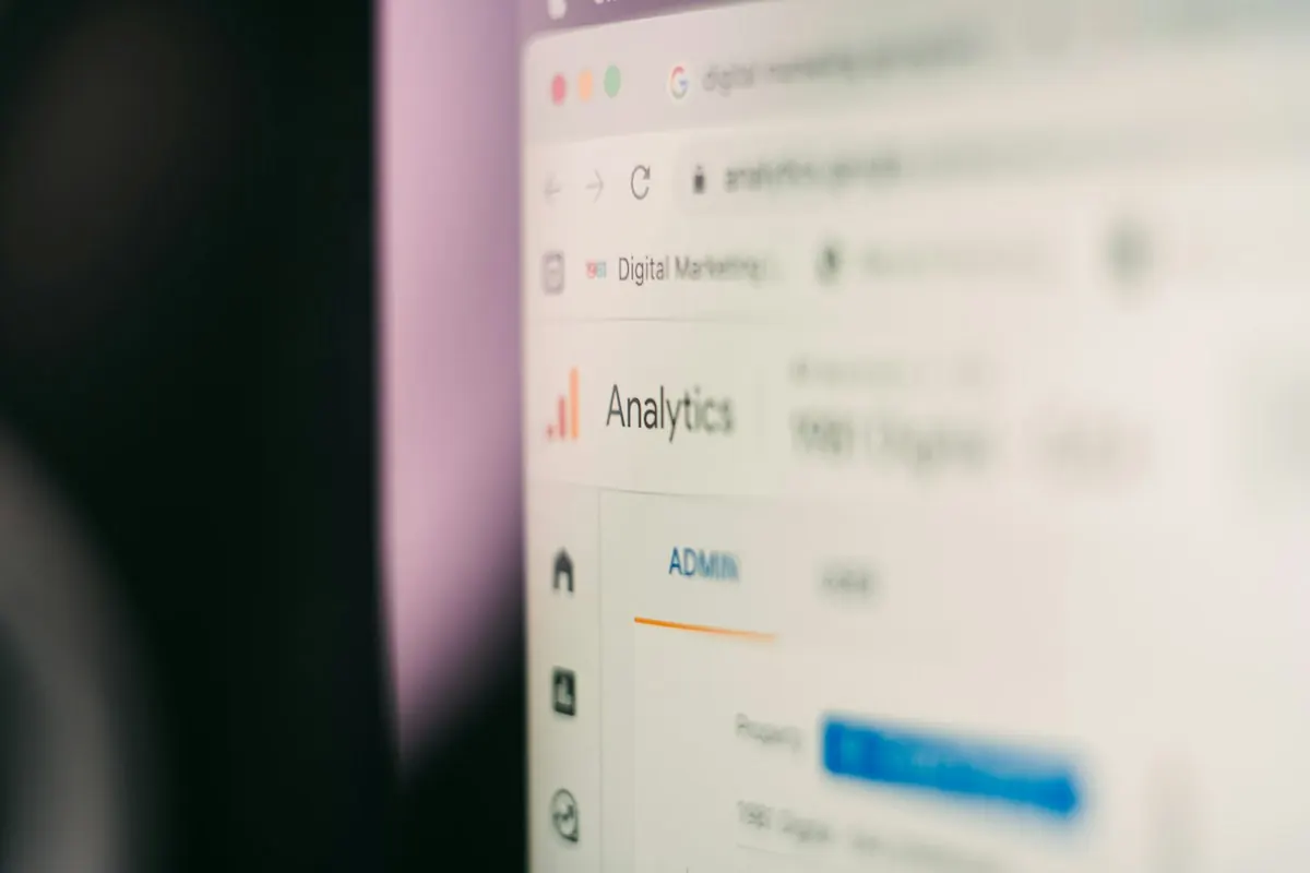 Tela do Google Analytics aberta no navegador, ilustrando a medição de tráfego e desempenho após aparecer em recursos de IA.