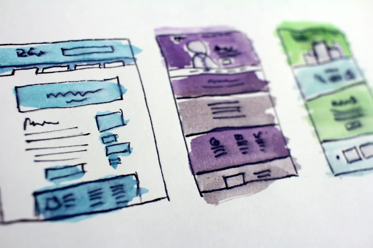 Esboços de layout de site com várias páginas, usados para planejar site e landing page.