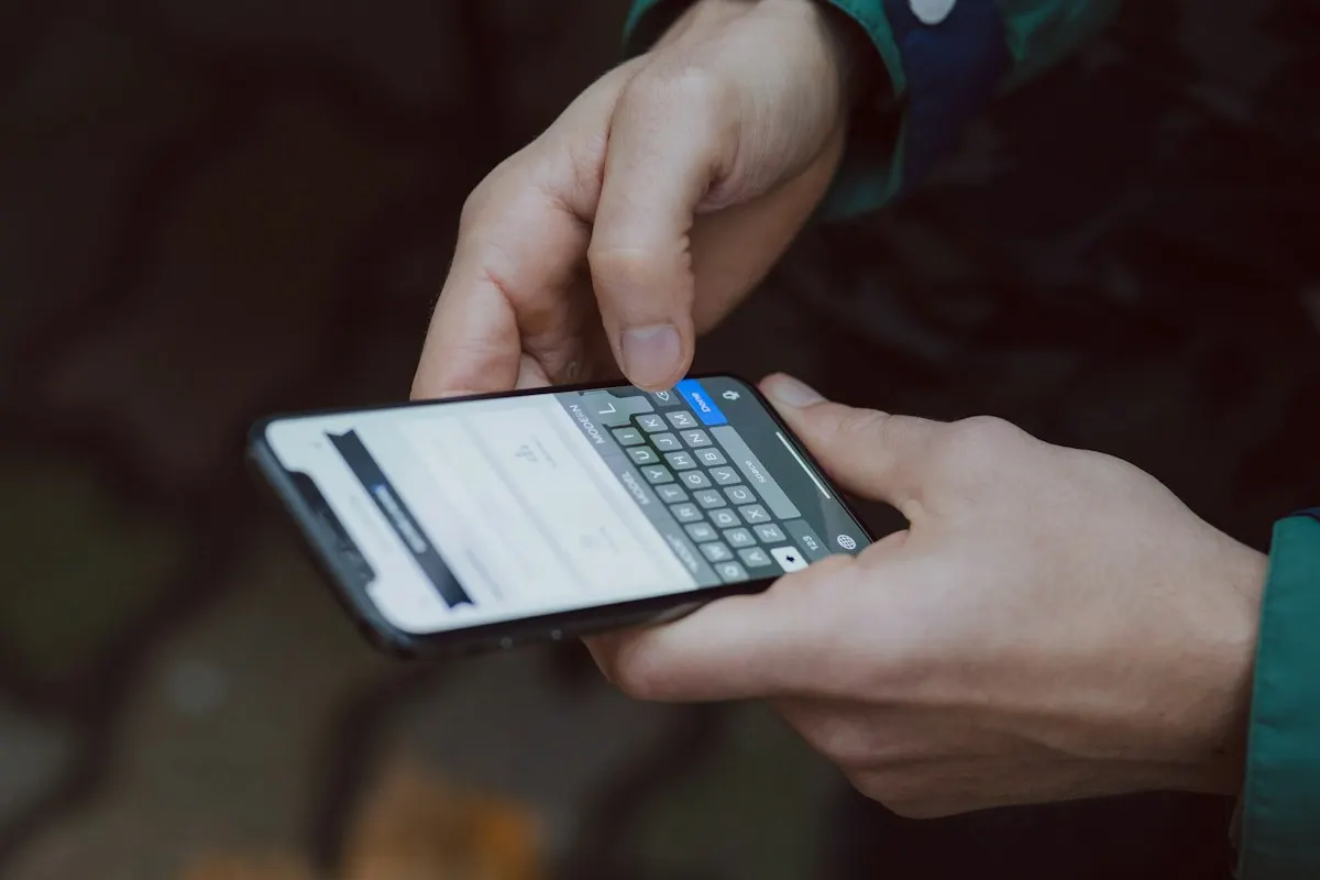 Pessoa usando o smartphone para trocar mensagens, representando a qualificação do lead pelo WhatsApp antes do vendedor.