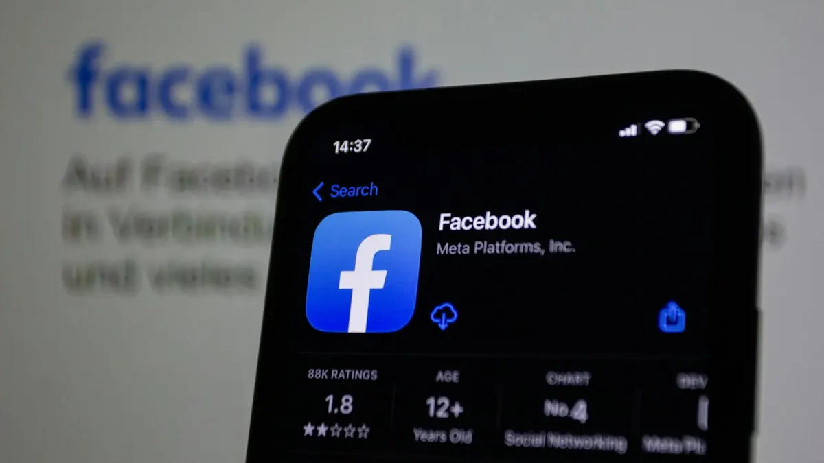 Celular na frente de uma tela com a palavra Facebook, mostrando a página do aplicativo do Facebook na loja de apps.