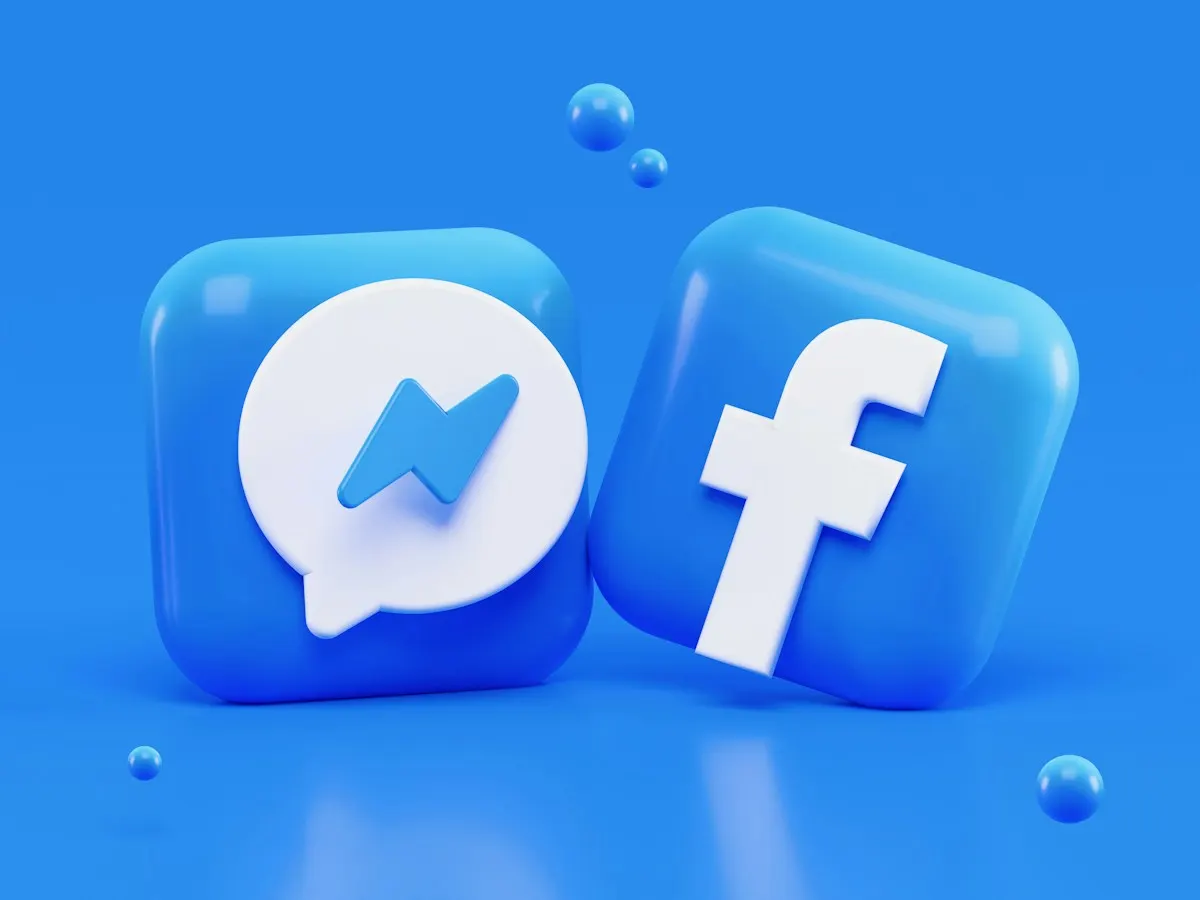 Ícones 3D azuis do Messenger e do Facebook, dois aplicativos da Meta, sobre fundo azul.