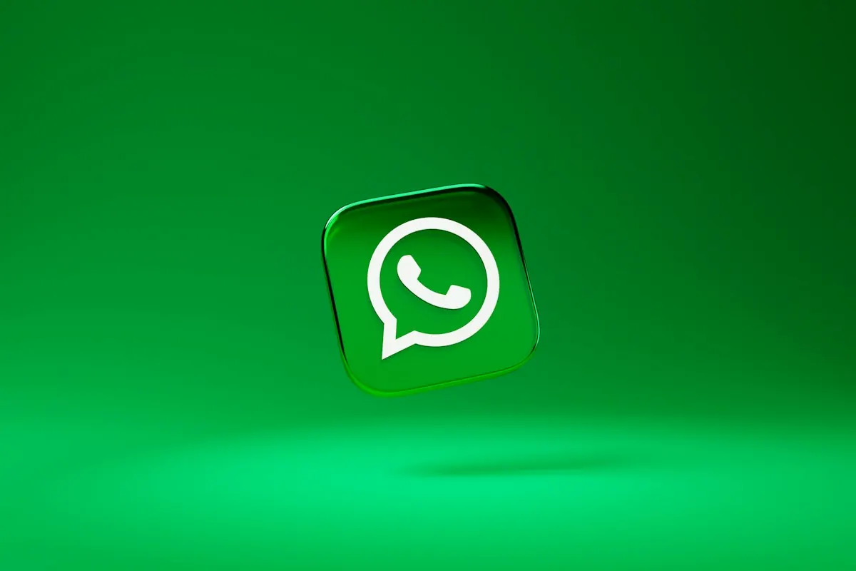 Ícone verde do WhatsApp em 3D sobre fundo verde.