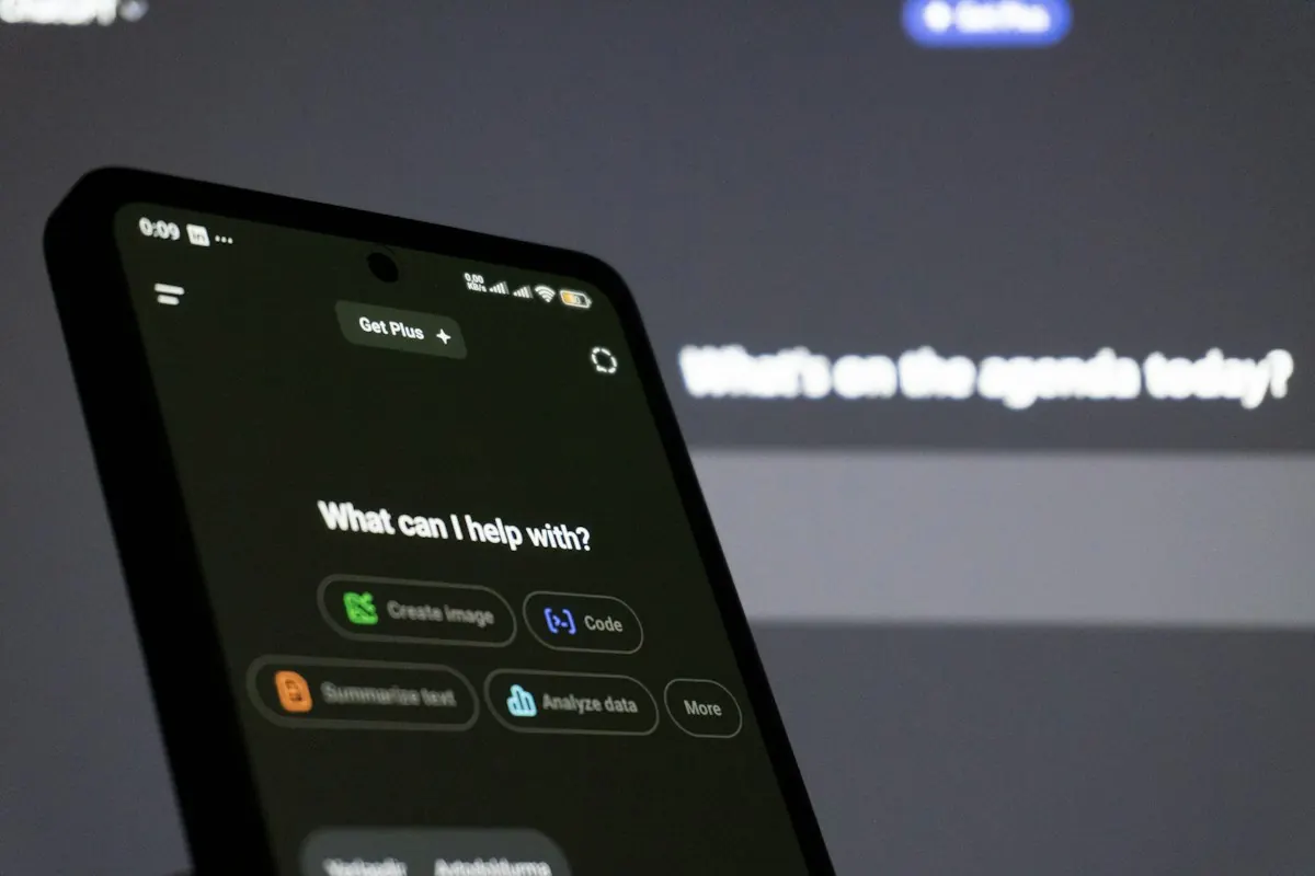 Celular com a tela de um assistente de inteligência artificial perguntando como pode ajudar, com sugestões de tarefas.