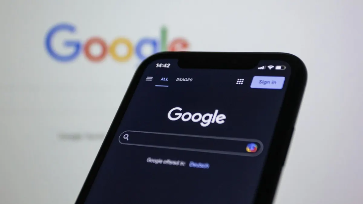 Celular com a página de busca do Google aberta na tela, na frente de um fundo com o logotipo do Google.