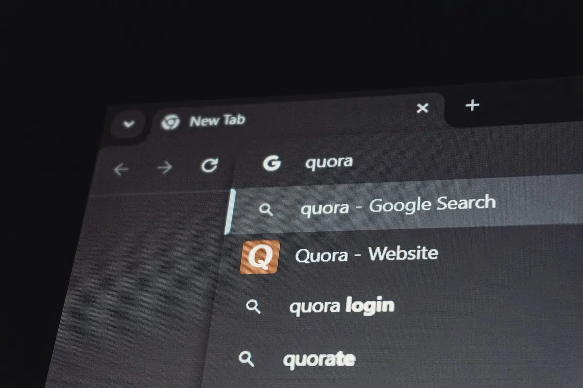 Barra de pesquisa do navegador com a palavra Quora digitada e sugestões de busca, incluindo o site do fórum.
