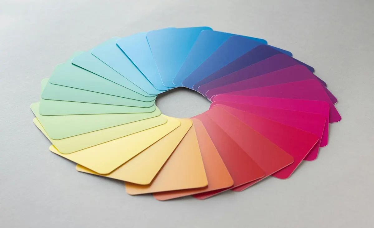 Amostras de cores dispostas em círculo sobre fundo branco, do azul ao vermelho.
