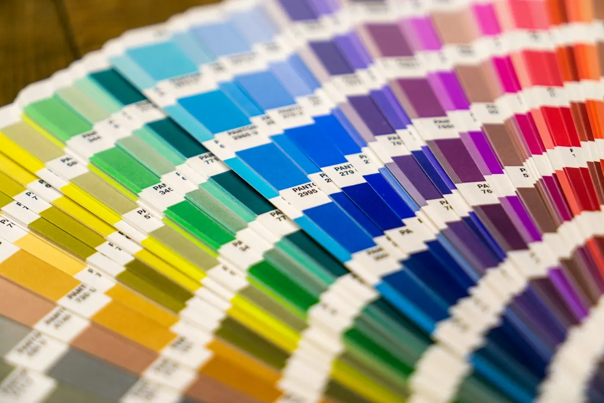 Leque de amostras de cores em degradê, usado para escolher a paleta de uma marca com base na psicologia das cores no marketing.