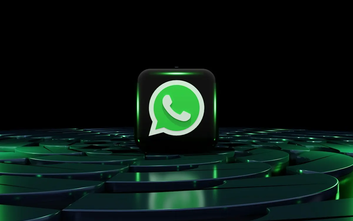 Ícone verde do WhatsApp sobre um labirinto escuro, como o caminho que o lead percorre entre o anúncio e o vendedor.
