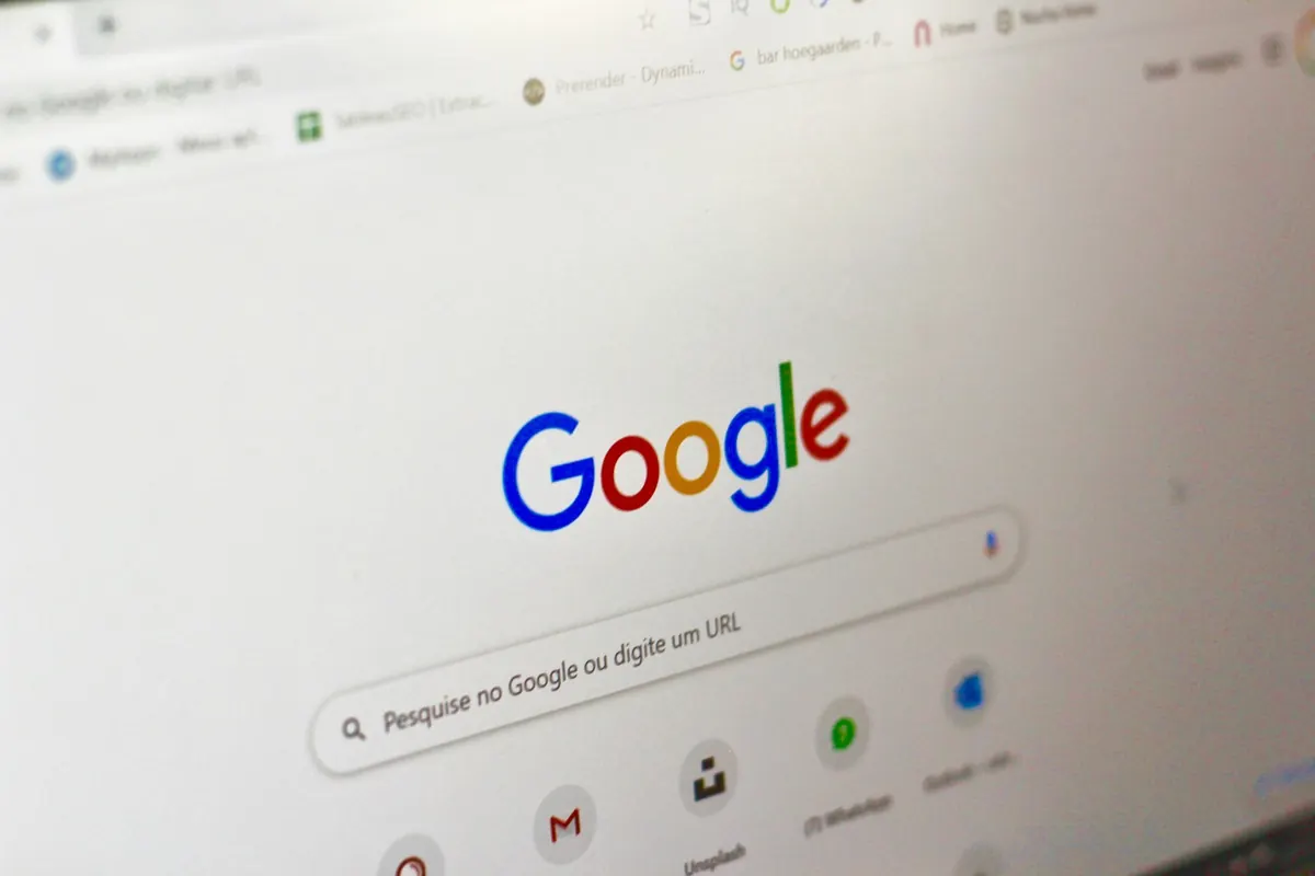 Tela de computador mostrando a página de busca do Google, como o leilão em que o custo por clique se decide.