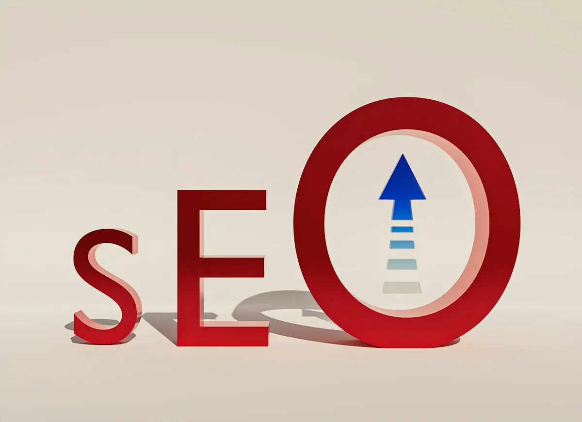 Letras vermelhas formando a palavra SEO, com uma seta azul apontando para cima dentro da letra O.