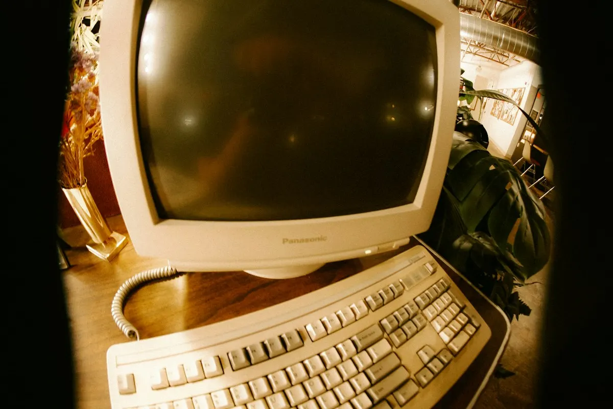 Monitor e teclado de computador antigo, da época em que programas como a ELIZA já enganavam pessoas.