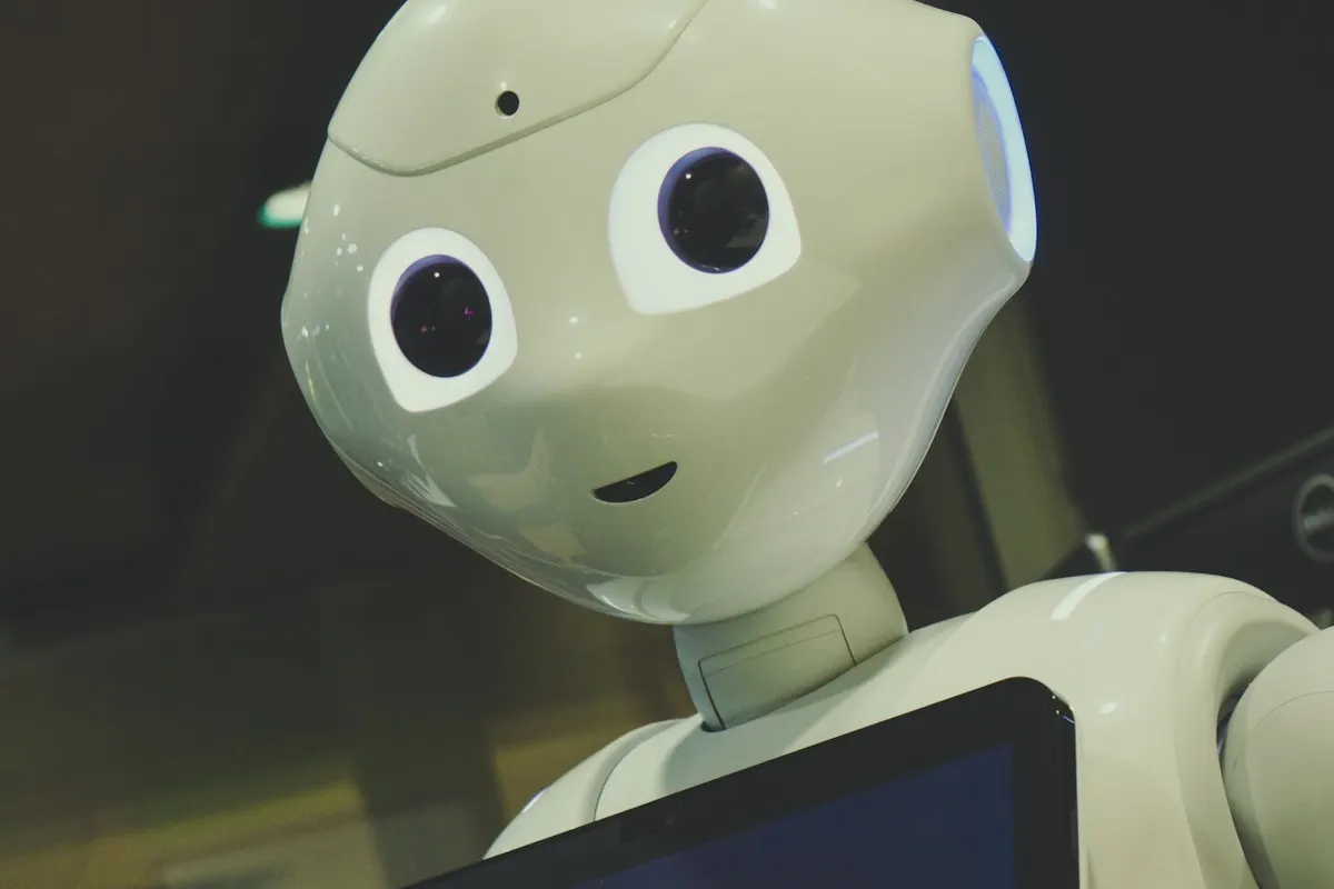 Robô humanoide branco com tela no peito, símbolo da IA que conversa como gente e passou no Teste de Turing.