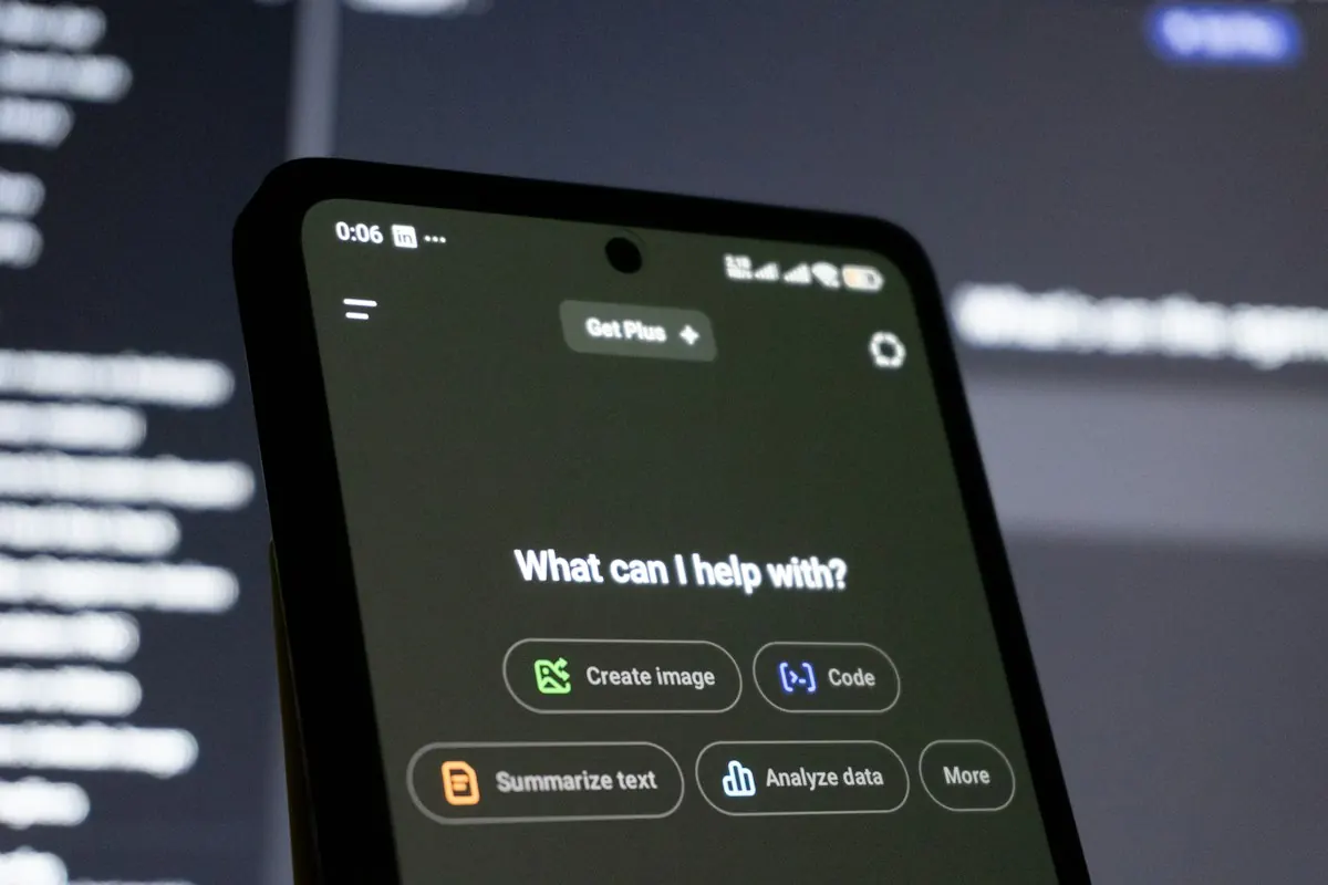 Celular com a tela de um assistente de inteligência artificial perguntando como pode ajudar.